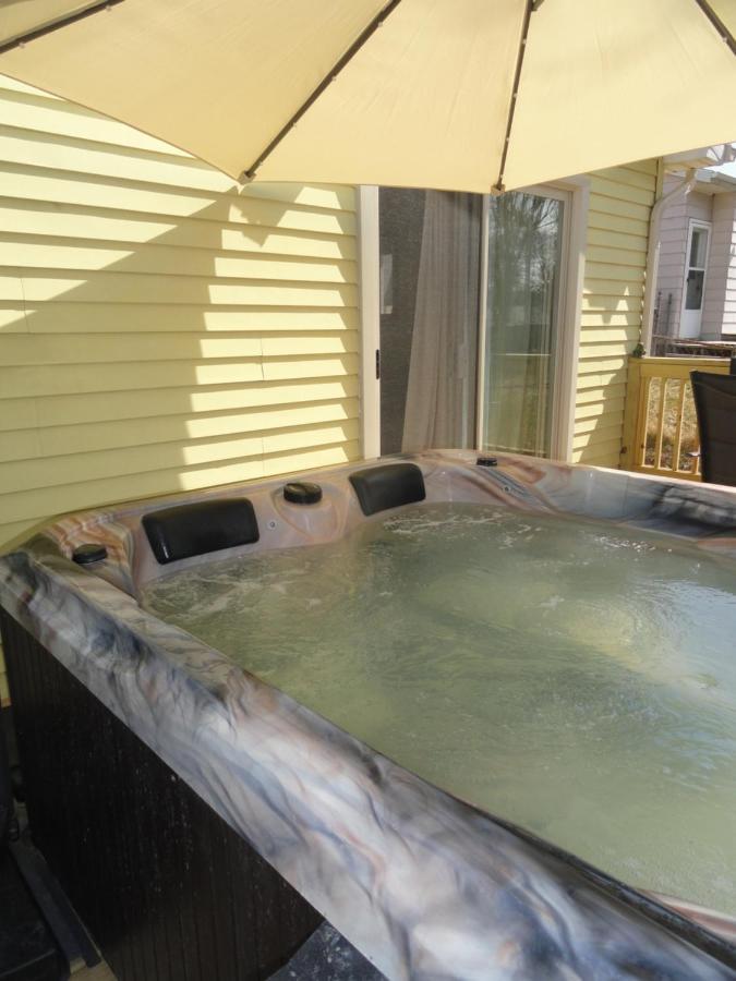 Ferienwohnung Outdoor Hot Tub And Cozy King Bed Lansing Exterior foto