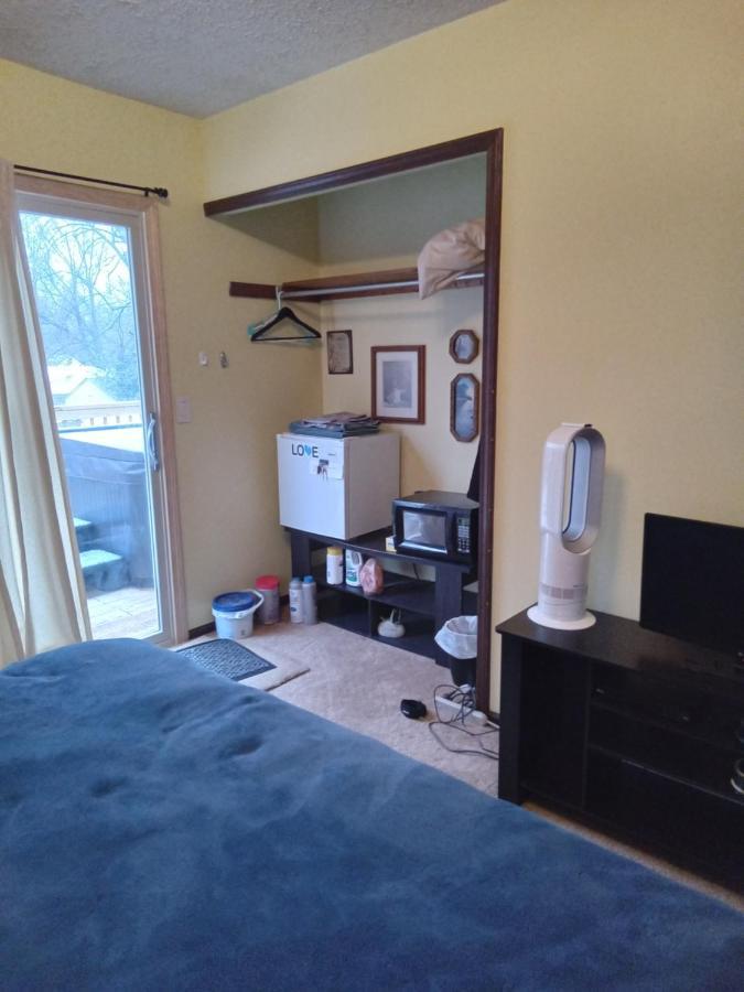 Ferienwohnung Outdoor Hot Tub And Cozy King Bed Lansing Exterior foto